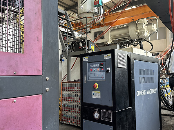 汽車塑料件模具控溫油式模具模溫機